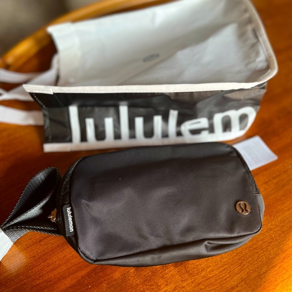 lululemon athletica Handbags - Lululemon Everywhere Belt Bag, Black NEW